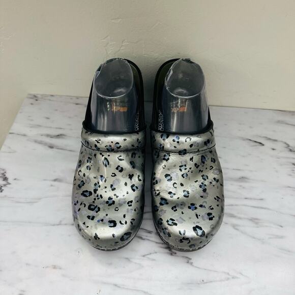 Dansko XP 2.0 Silver Cheetah Print Clogs Women’s Size 8.5 - Picture 3 of 10